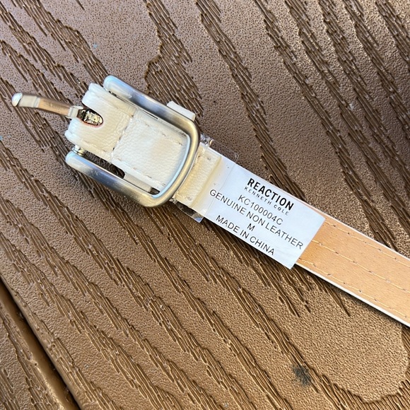 Kenneth Cole Reaction, beige leather skinny belt with silver buckle size medium - Picture 8 of 8